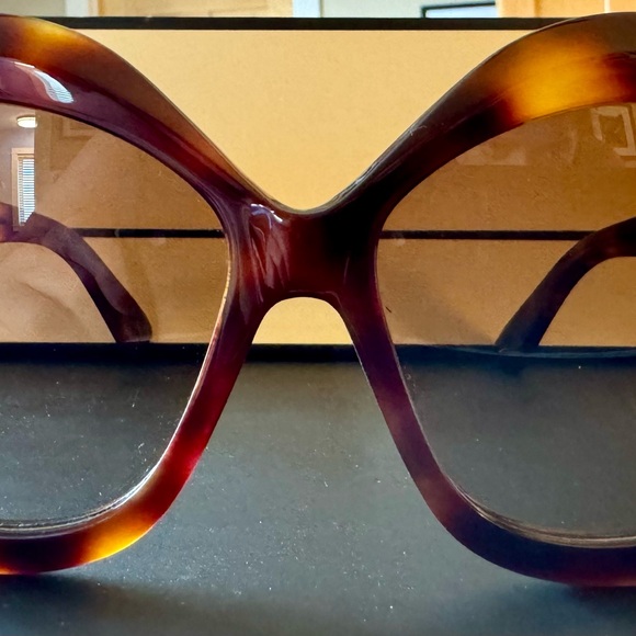 RARE GUCCI Vintage Tortoise
Brown Gradient Cat Eye Ladies Sunglasses - Picture 9 of 16